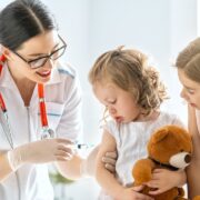 Doktor oltást ad kisgyereknek