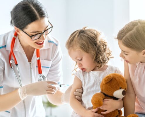 Doktor oltást ad kisgyereknek